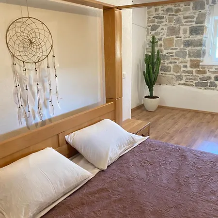 Authentique Maison Dalmate En Vieille Pierre Proche De Split, De La Et De La Montagne Žrnovnica