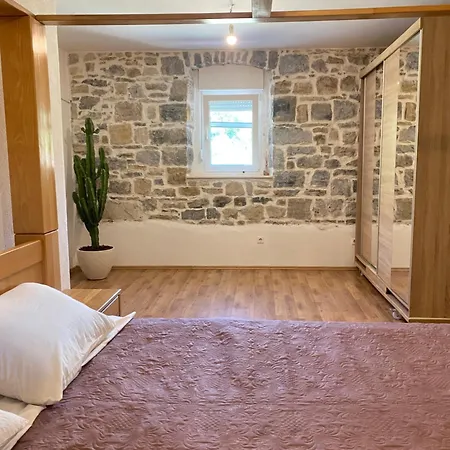 Authentique Maison Dalmate En Vieille Pierre Proche De Split, De La Et De La Montagne