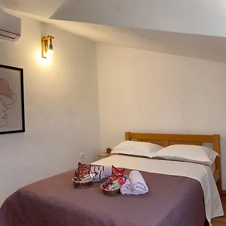 Villa Authentique Maison Dalmate En Vieille Pierre Proche De Split, De La Et De La Montagne