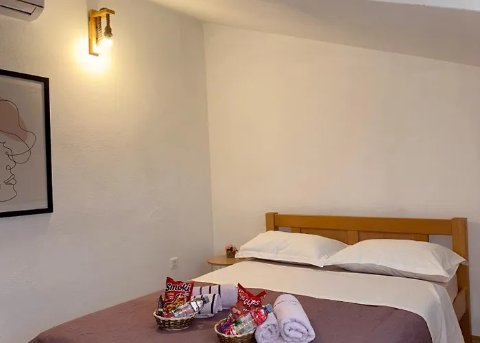 Villa Authentique Maison Dalmate En Vieille Pierre Proche De Split, De La Et De La Montagne