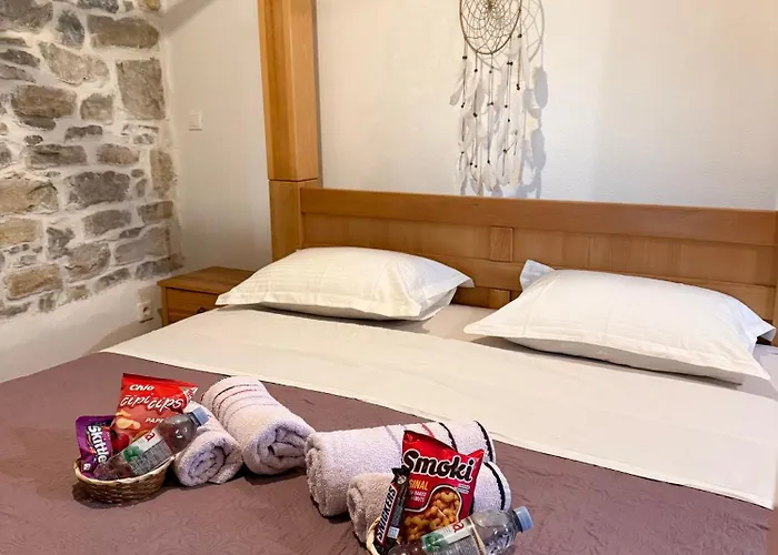 Authentique Maison Dalmate En Vieille Pierre Proche De Split, De La Et De La Montagne